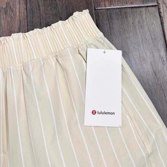 Lululemon Stretch Woven Ruffle-Waist High-Rise Short 9" Upright Stripe Max White - Picture 3 of 8